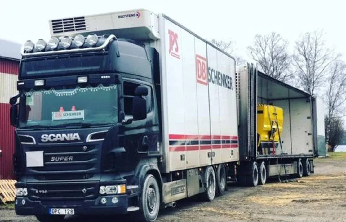 Scania Super med öppet skåp under lastning.